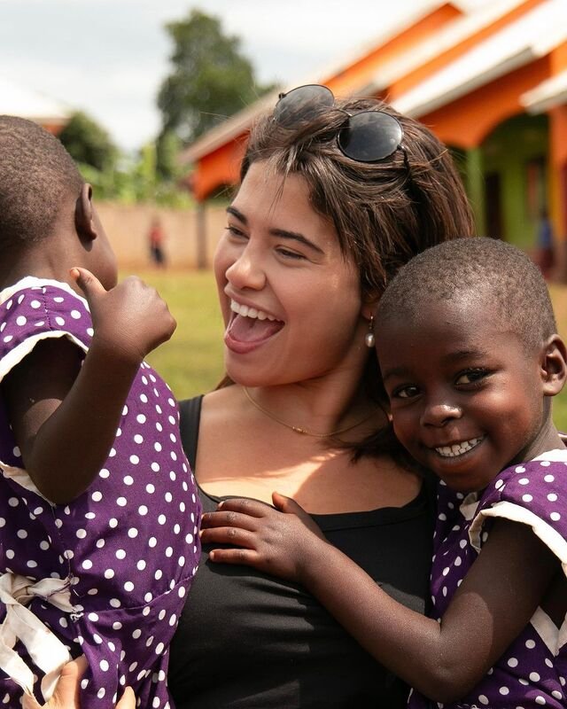 Influenciadora cria vaquinha pra ajudar escola de crianças na Uganda